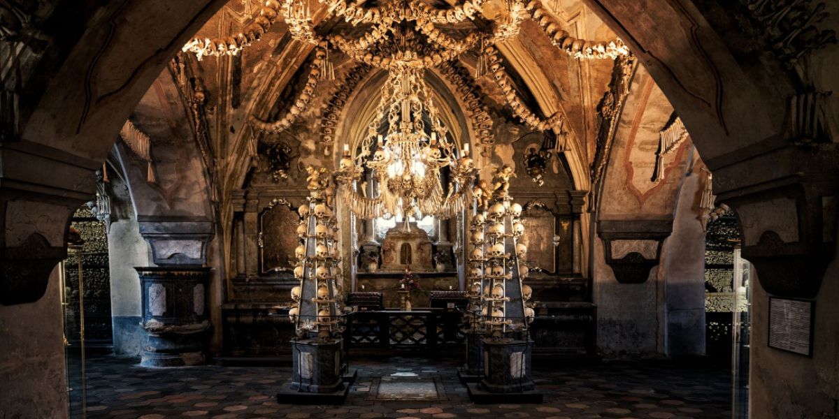 Ossuarium w Sedlcu, Kutná Hora: Żyrandol z ludzkich kości autorstwa Františka Rinta z Czeskiej Skalicy, 1870 r.