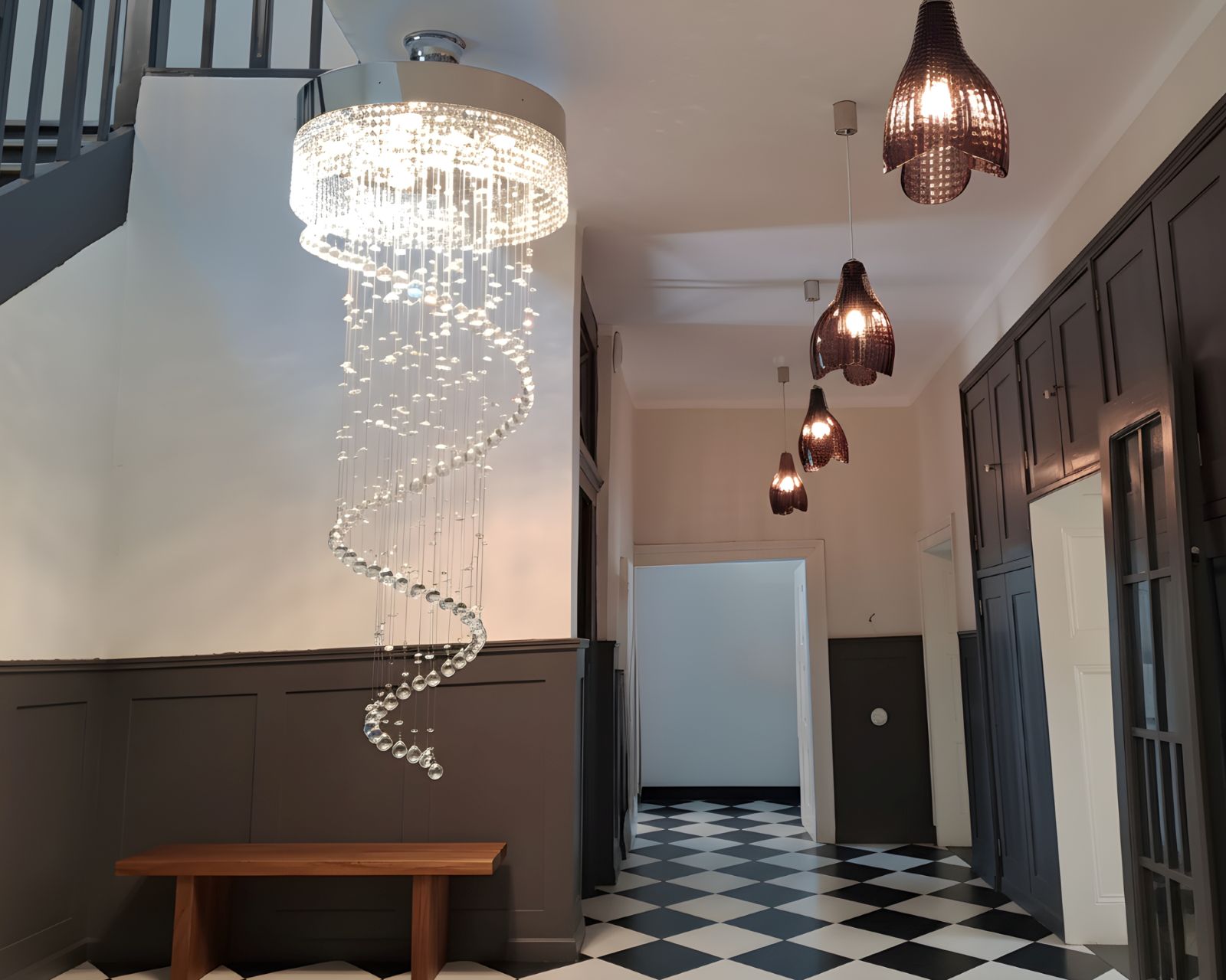 nowoczesne lampy wykonane z ciekawie ukształtowanych szklanych segmentów