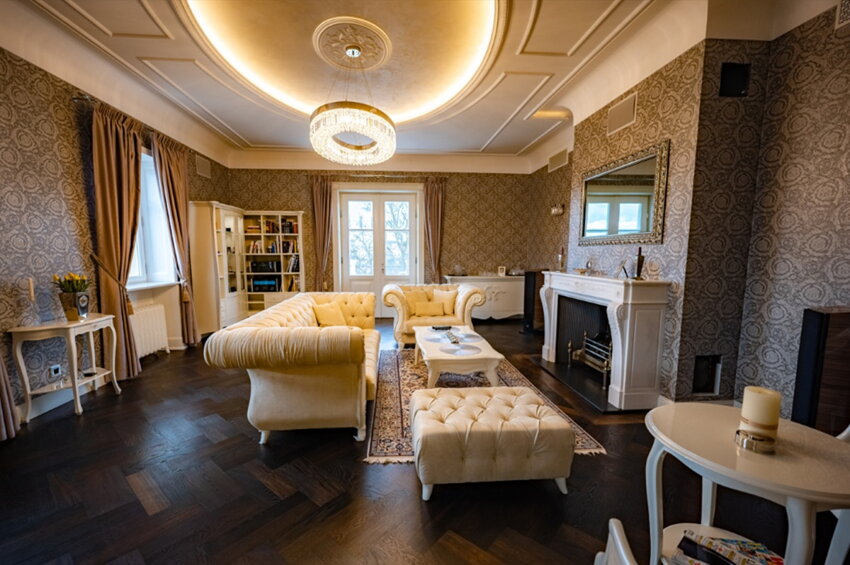 Designerska lampa sufitowa na zamówienie w salonie luksusowej willi w Pradze