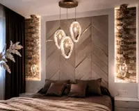 Grupa wiszących szklanych lamp nad łóżkiem w sypialni z kamiennymi ścianami