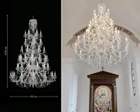 Monumentalny trzypoziomowy żyrandol kryształowy o wymiarach 230×152 cm i jego instalacja w kościele nad ołtarzem z freskiem