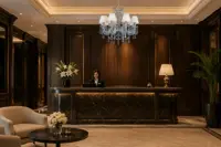 Żyrandol kryształowy w luksusowym lobby hotelowym