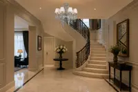 Żyrandol kryształowy w eleganckiej klatce schodowej