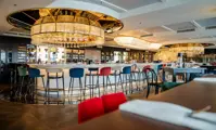 Widok wnętrza luksusowej restauracji z żyrandolem kryształowym nad barem