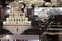 Widok całej sali restauracji domu towarowego Máj z żyrandolami Maria Teresa