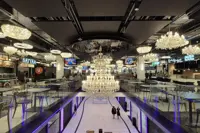 Duże żyrandole Maria Teresa zainstalowane w restauracji domu towarowego Máj Praga