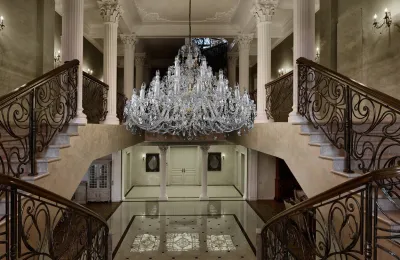 Nowoczesny żyrandol kryształowy nad schodami