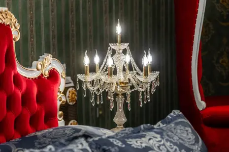 Wnętrza w stylu zamkowym z kryształowymi żyrandolami ArtCrystal Tomeš (wideo)