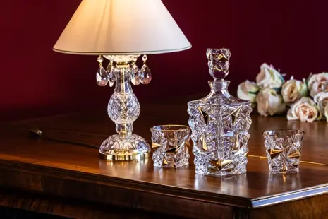 Szlifowane szklanki do wina, szampana i rumu: elegancja na każdym stole