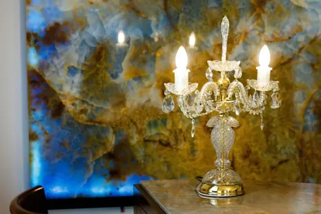 Luksusowe lampy stołowe – jak wybrać idealne oświetlenie do swojego domu