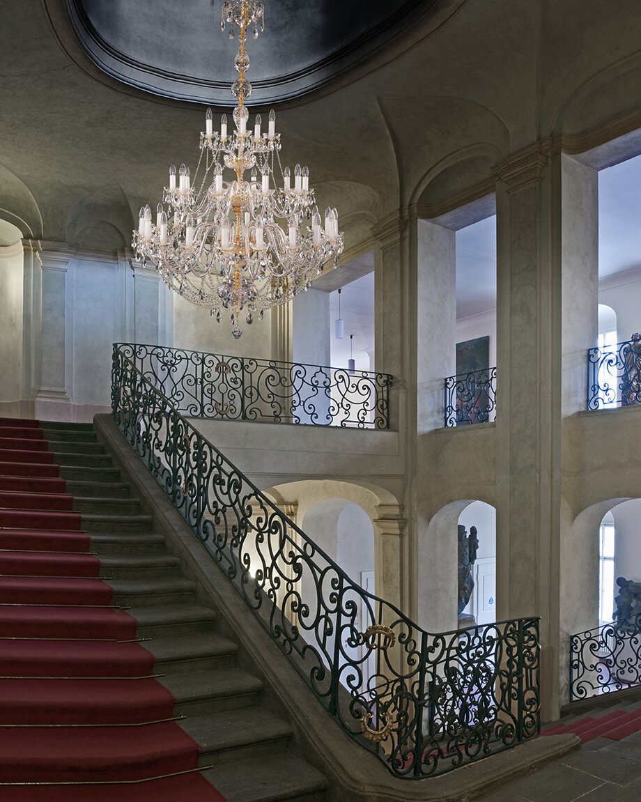 Chandelier above the stairs in urban style EL2003502