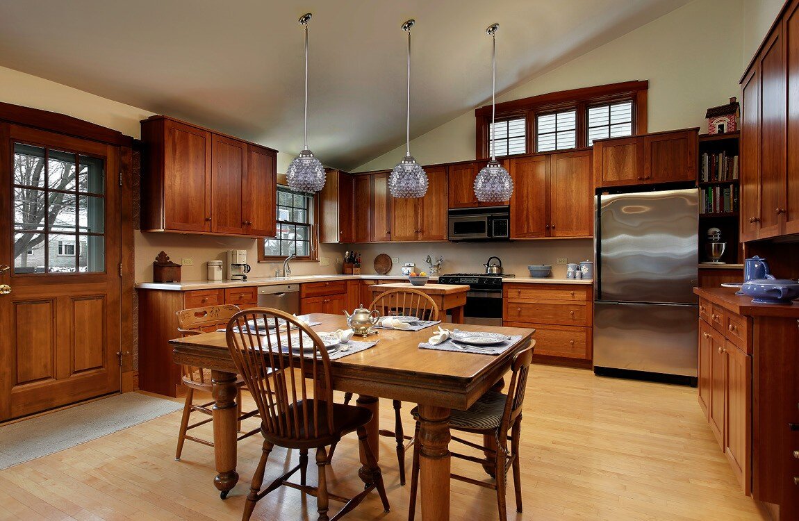 Modern pendant lighting above the dining table L16332