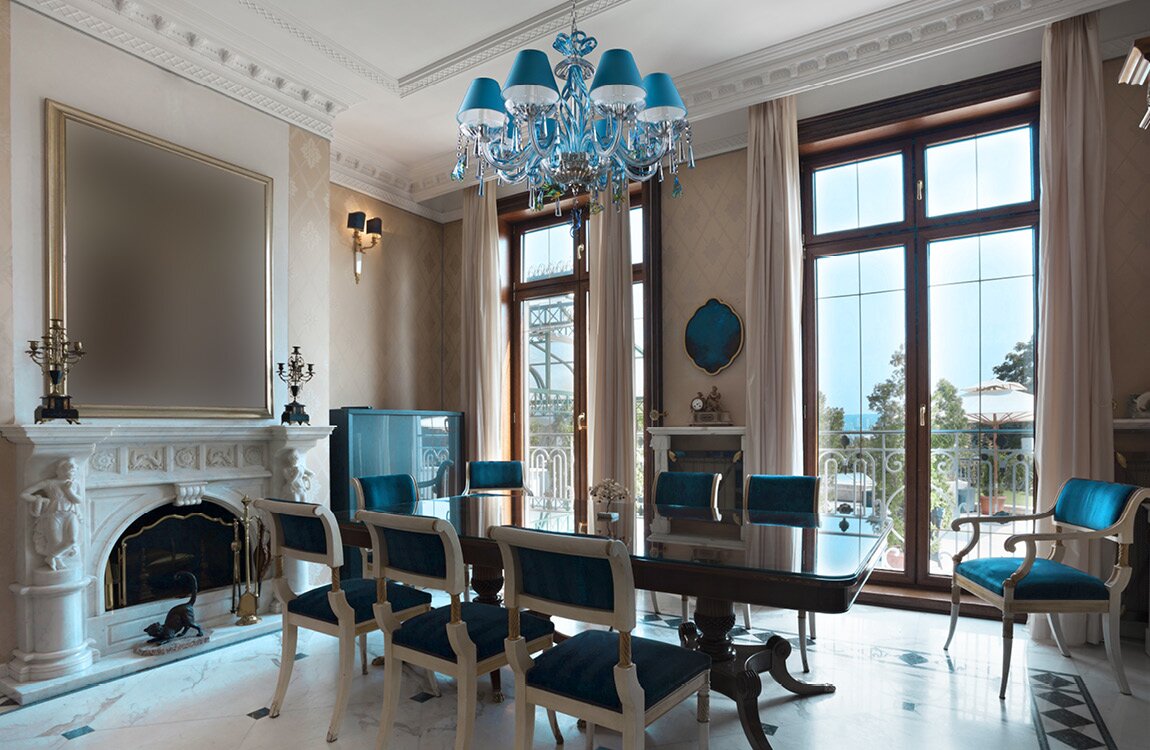 Niebieski żyrandol nad stołem jadalnym w stylu prowansalskim EL4188303-SFISH
