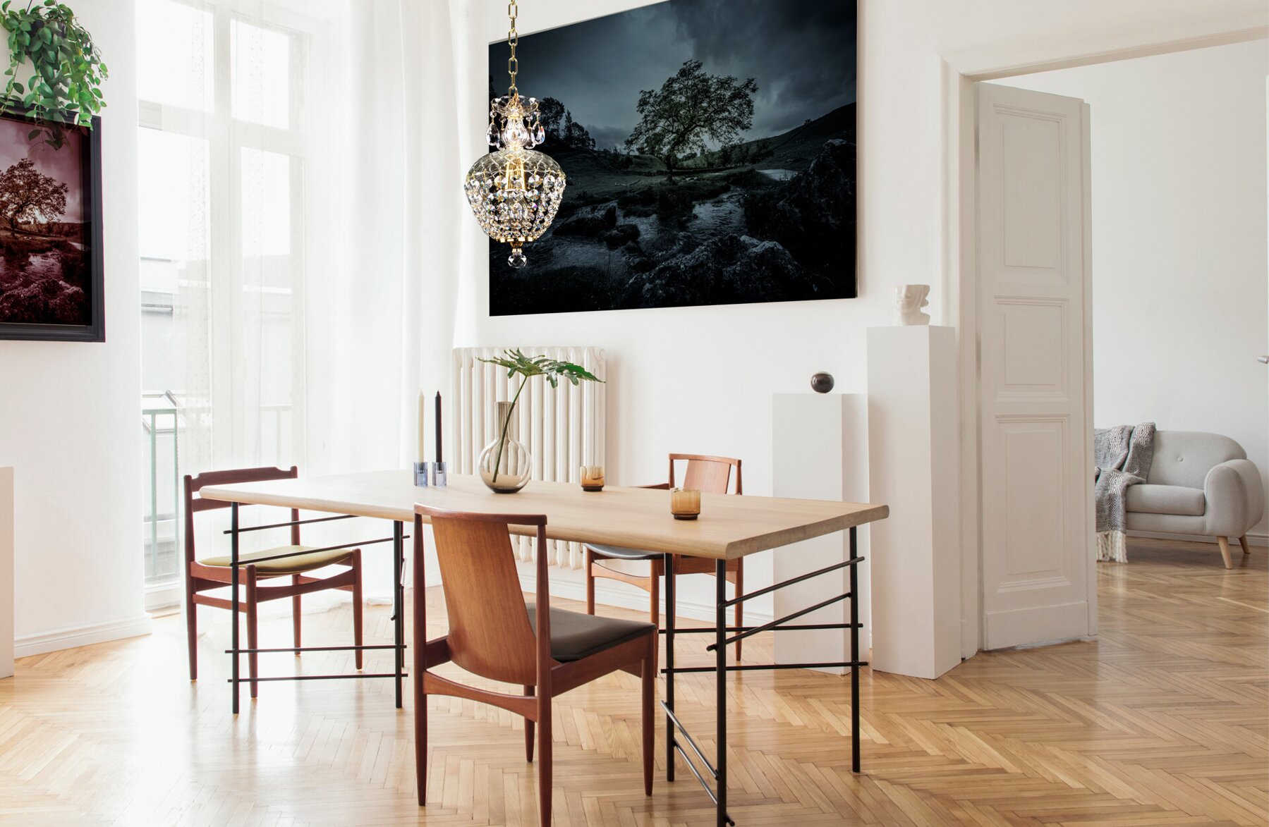 Kryształowy żyrandol nad stołem jadalnym w stylu skandynawskim L305CLN