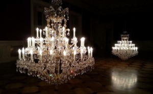 Kryształowe zyrandole – od świecy do żarówki LED