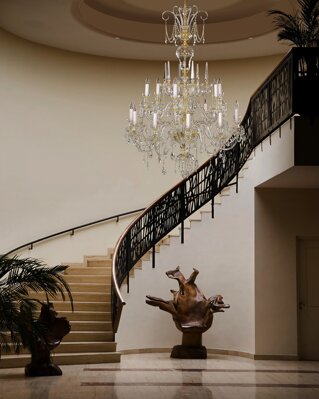 Duży kryształowy żyrandol nad schodami w stylu zamkowym EL6701801